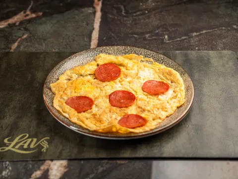 بيض بالببروني